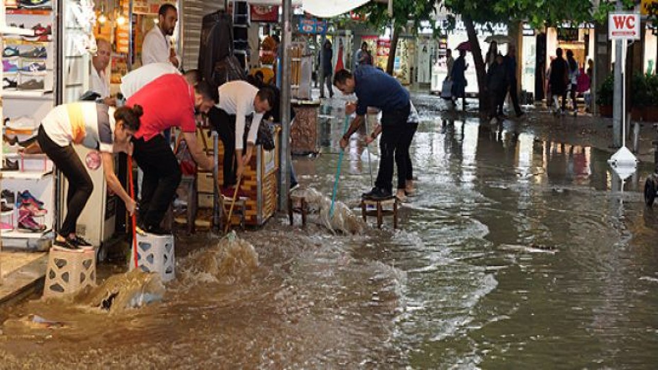 İzmir yine sele teslim