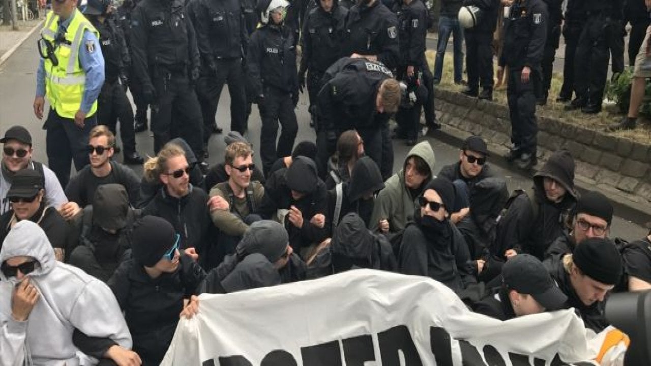 Berlin'de aşırı sağcılara sol grup engeli