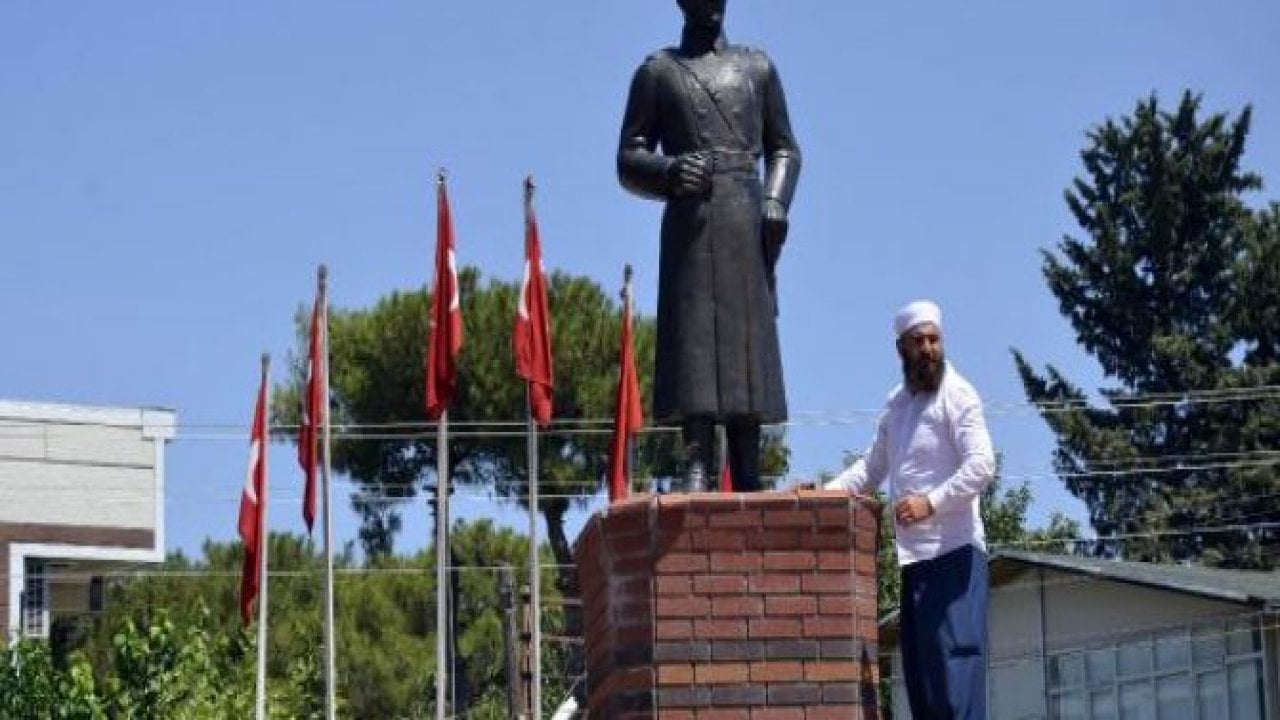 Siverek'te Atatürk heykeline saldırı