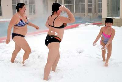 Kar yolları kapattı, geceyi Dinar'da geçirdiler (5)