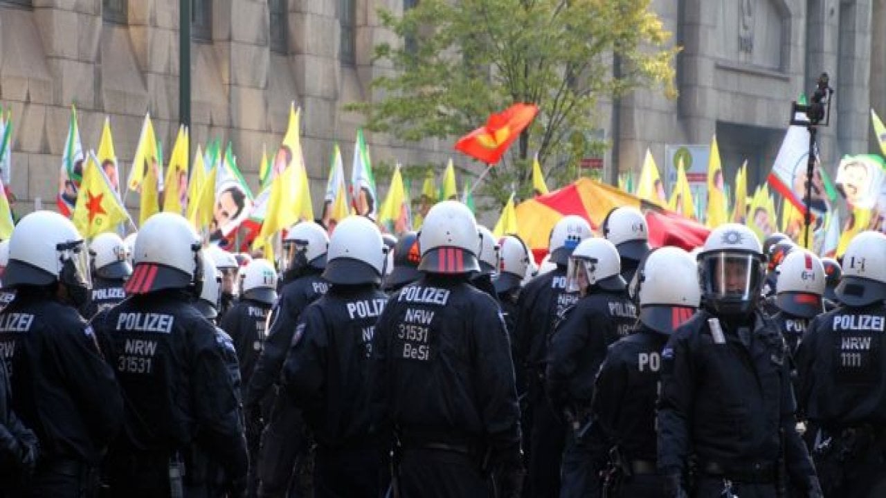 Almanya'da PKK yandaşları polisle çatıştı