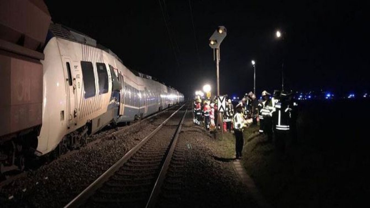 Almanya'da trenler çarpıştı: En az 50 yaralı