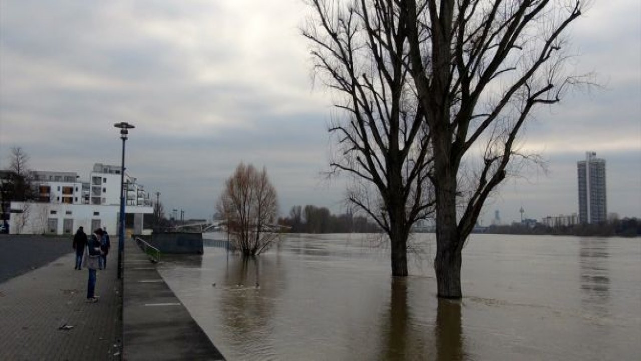 Ren Nehri 9 metre yükseldi