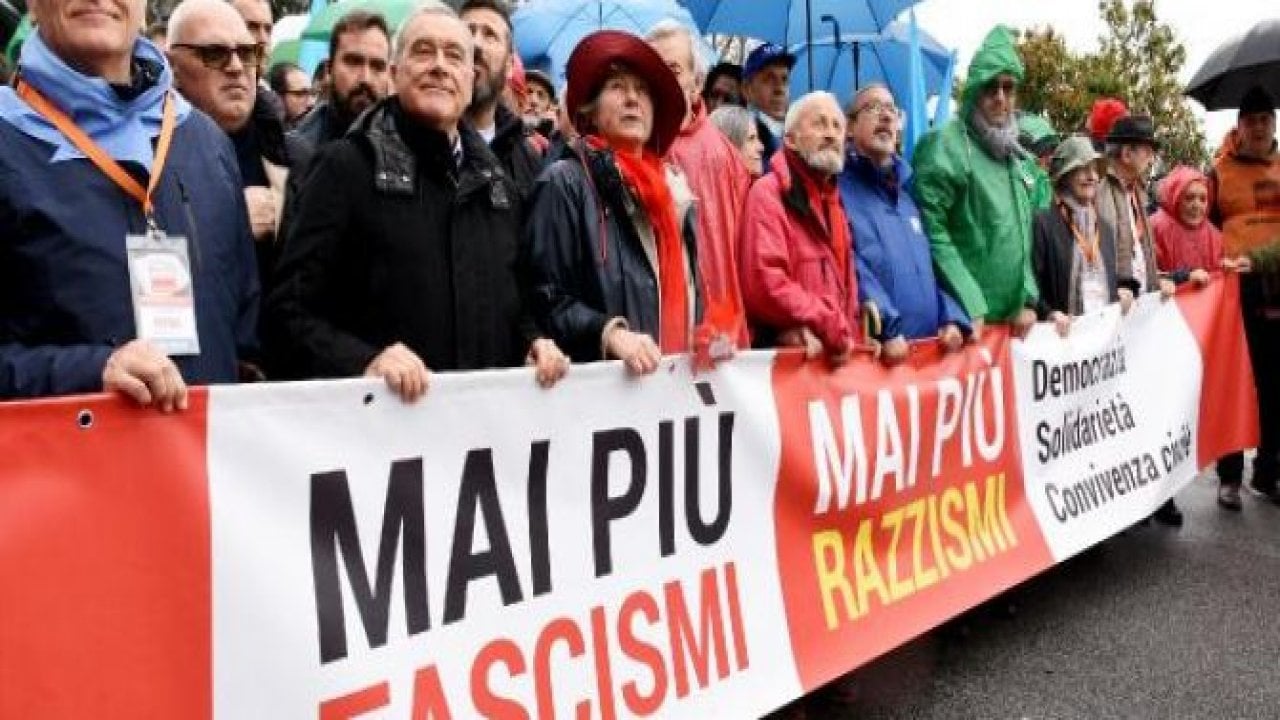 On binler 'faşizm ve ırkçılığa hayır' dedi
