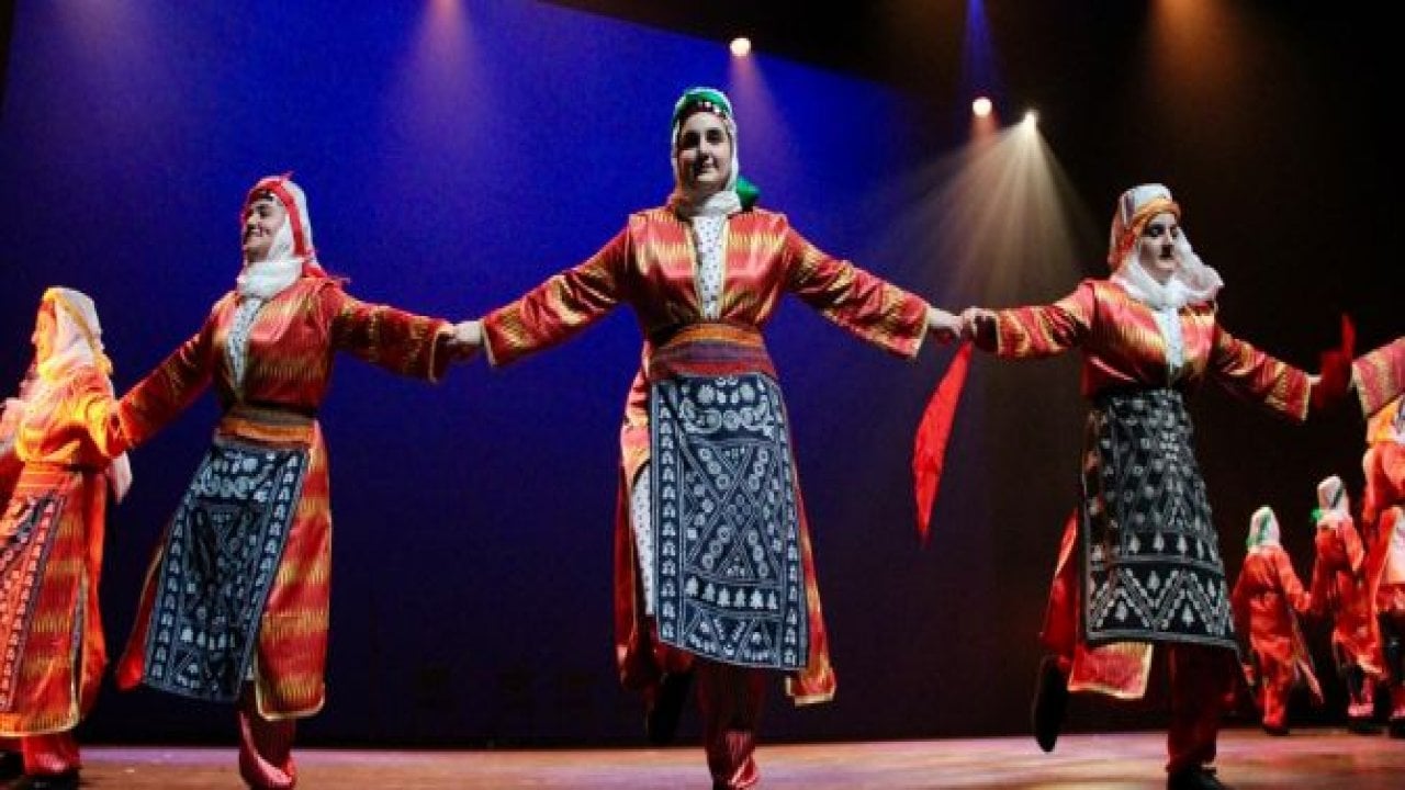 Hollanda'da Türk halk oyunları rüzgarı