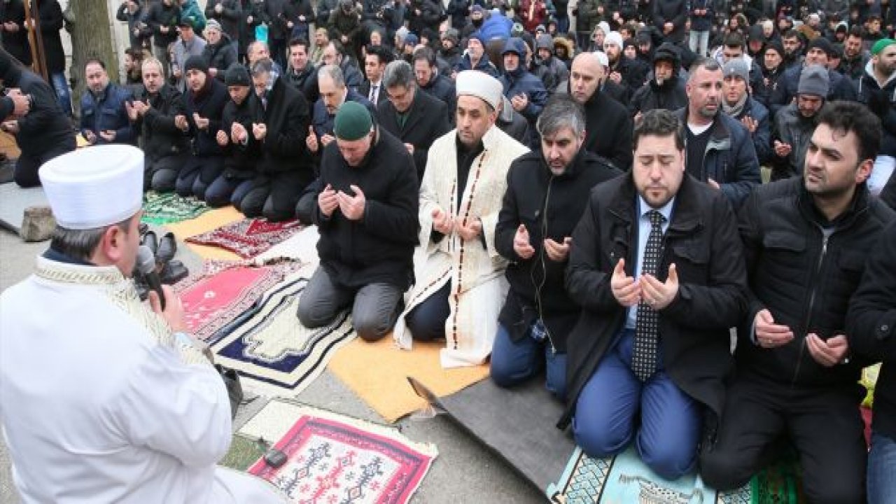 Cemaat cuma namazını sokakta kıldı