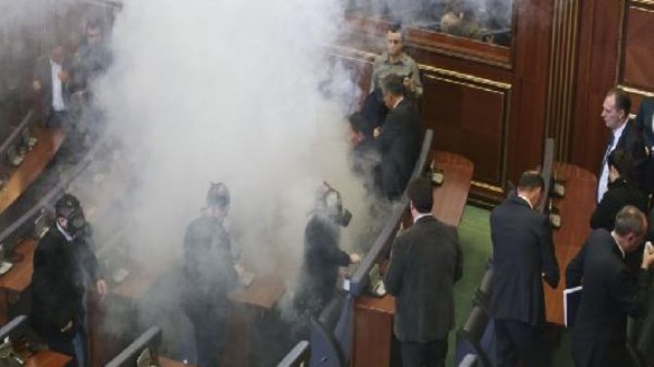 Muhalefet gaz bombası attı