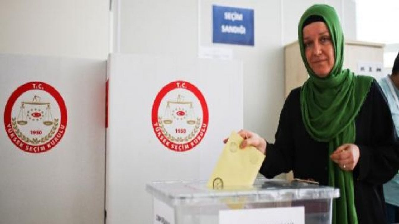 Gurbetçiler havalimanında oylarını kullanıyor