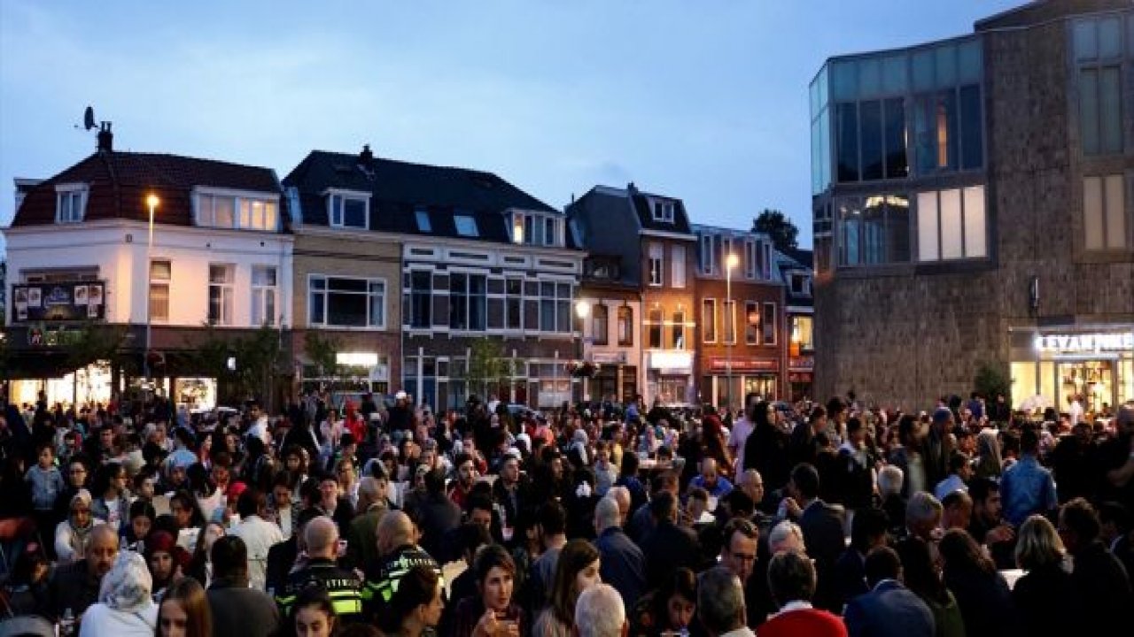 Hollanda'da sokak iftarına yoğun ilgi
