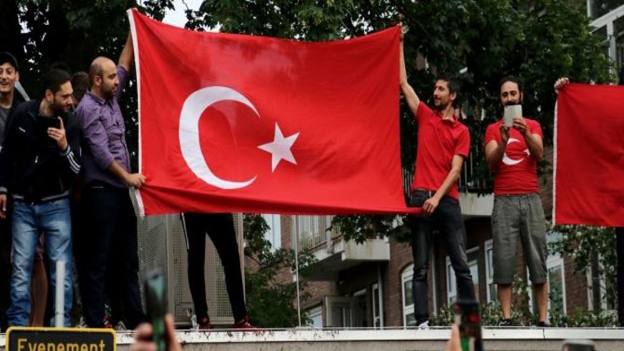 PEGİDA'ya geri adım attırdılar
