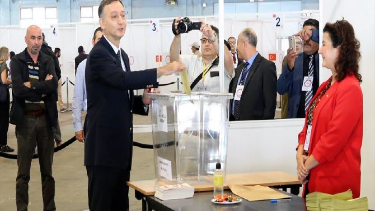 Önce bayramlaştılar, sonra sandığa koştular