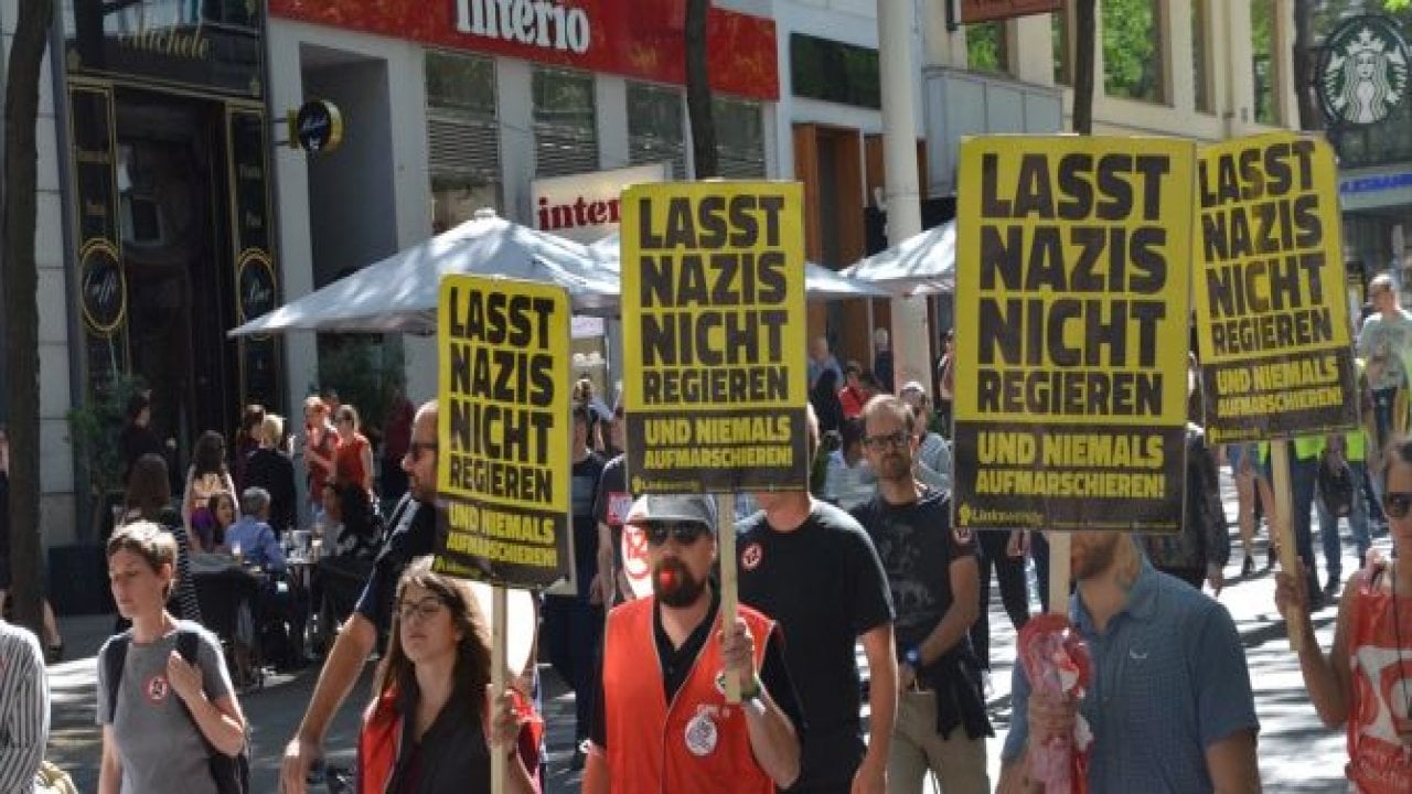 Mesai 12 saate çıkartıldı, halk sokağa döküldü