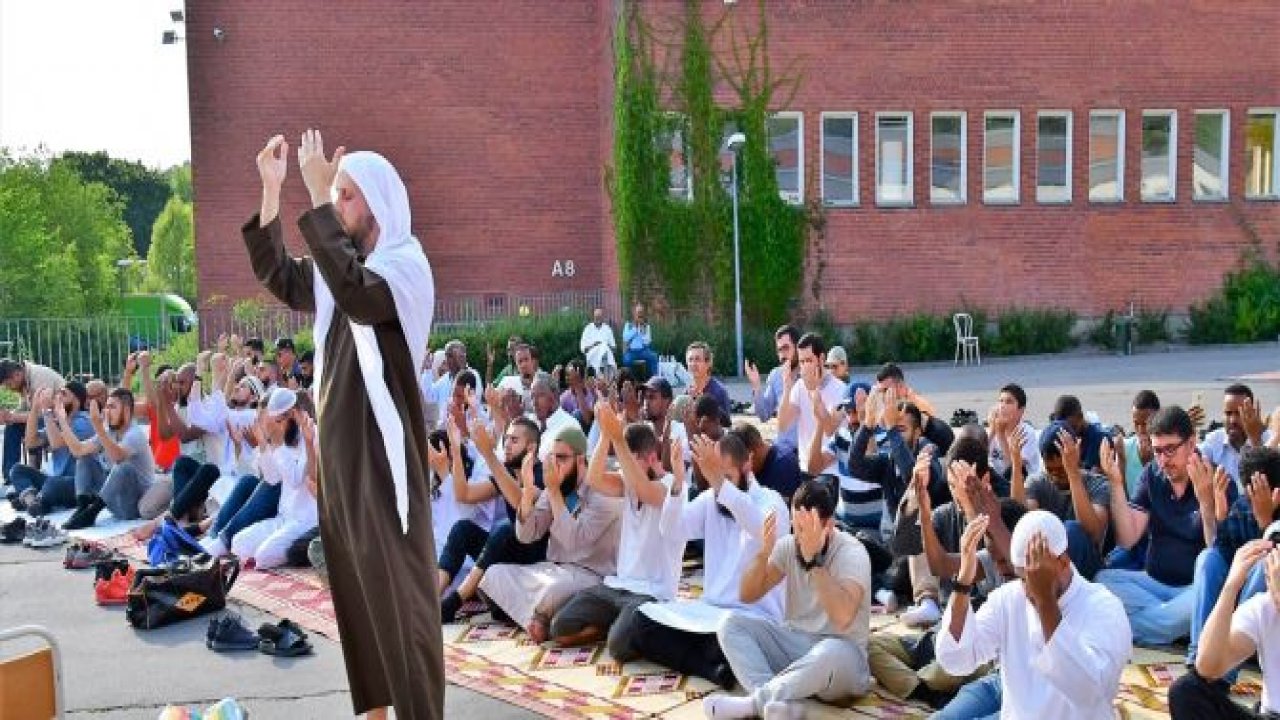 İsveç'te Müslümanlar yağmur duasına çıktı