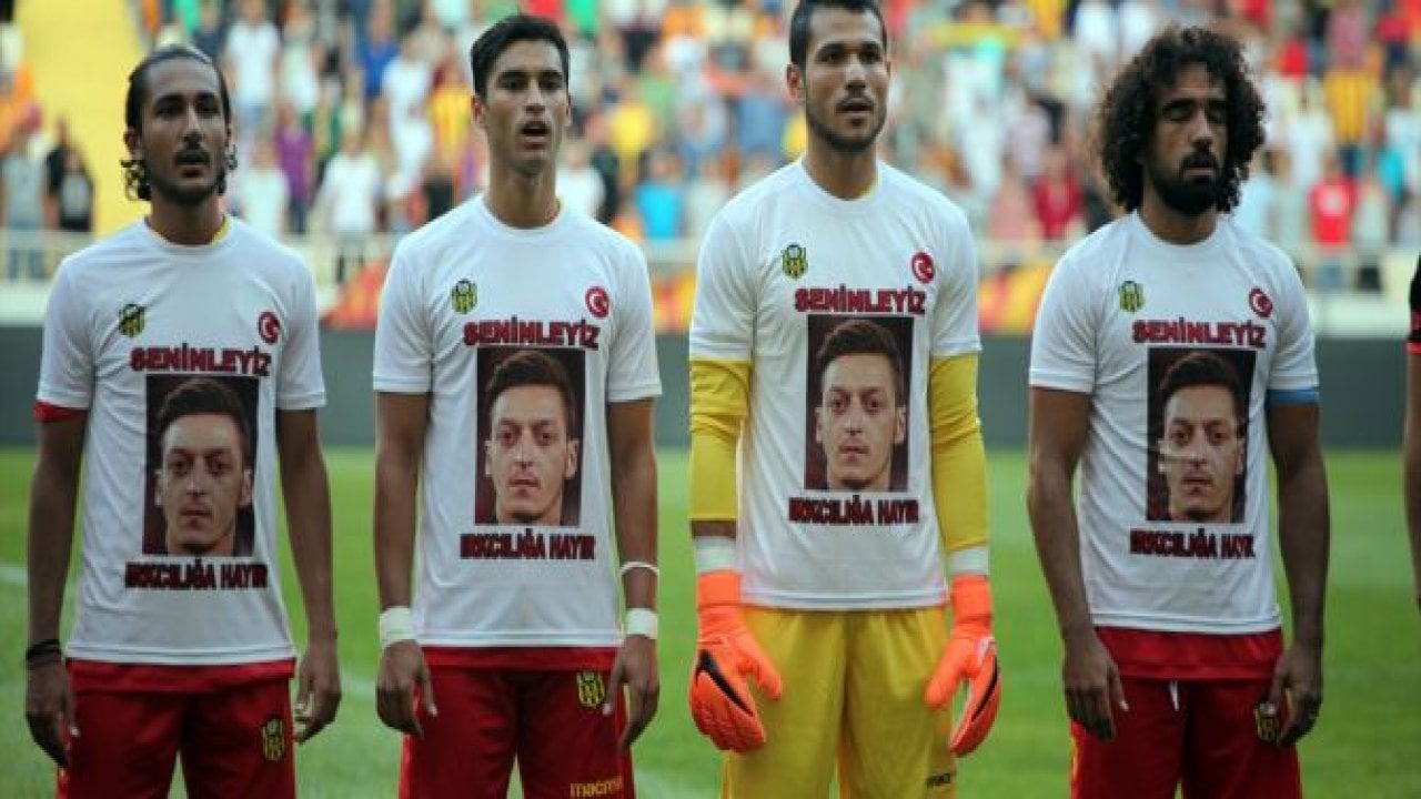 Sahaya Özil tişörtüyle çıktılar