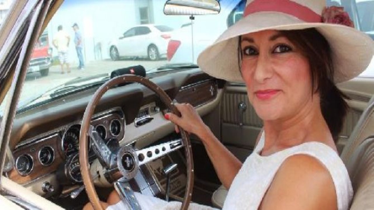 Klasik otomobilleriyle göz kamaştırdılar