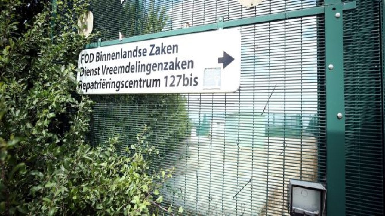 Mültecileri kafeste tutacağını duyurdu