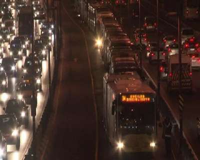 Metrobüs arıza yapınca uzun kuyruk oluştu
