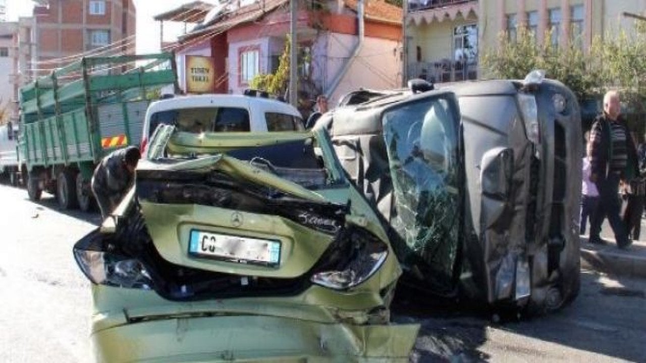 Freni boşalan kamyon dehşet saçtı