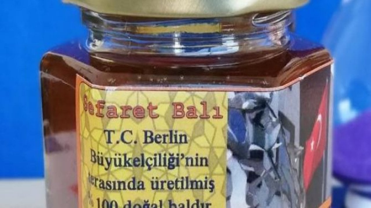 Büyükelçilik çatısında bal üretiyorlar