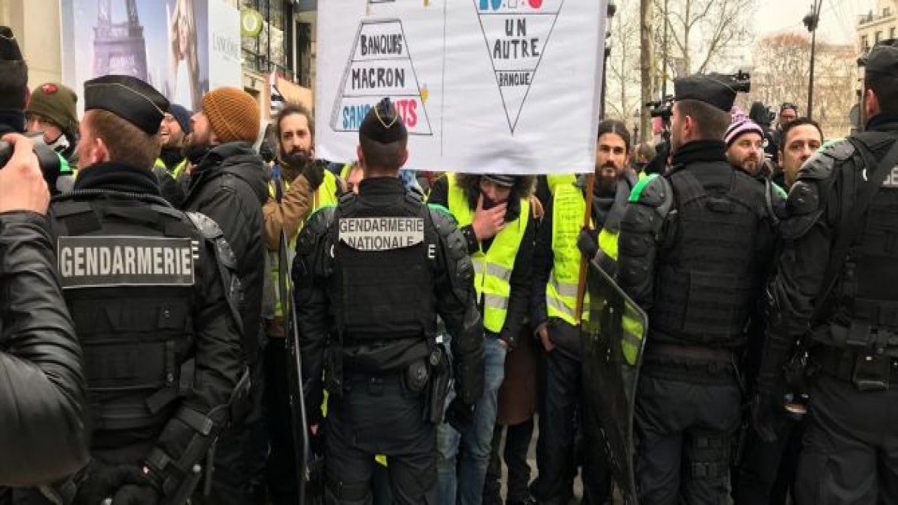 Paris'te 'Sarı Yelekliler'in gösterisi başladı