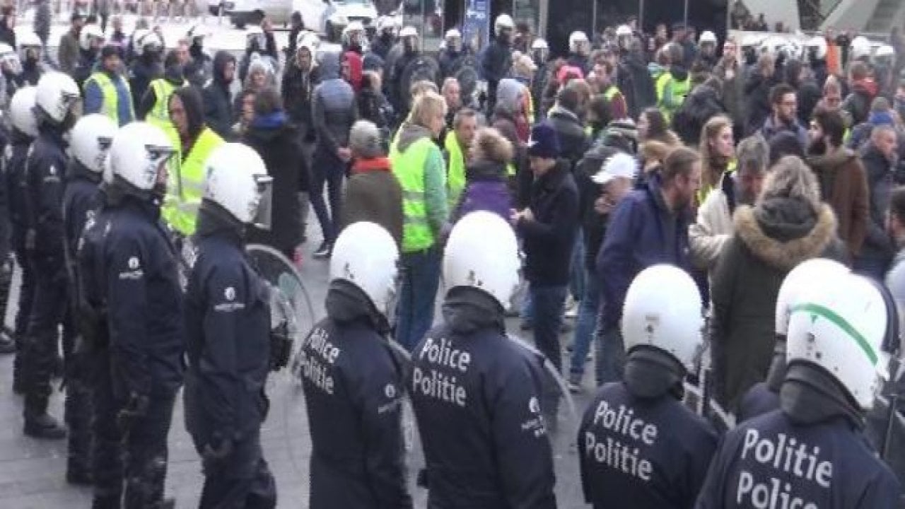 1 göstericiye 6 polis düştü