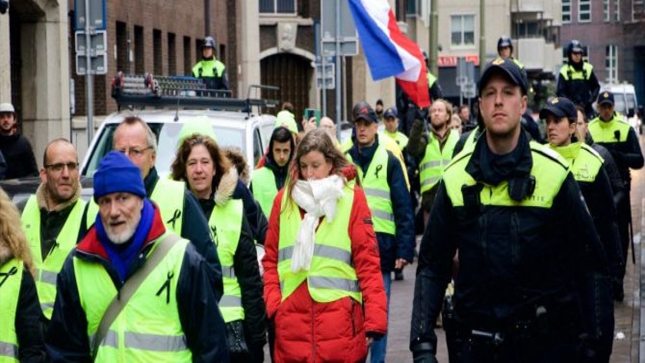Hollanda sokakları da sarardı