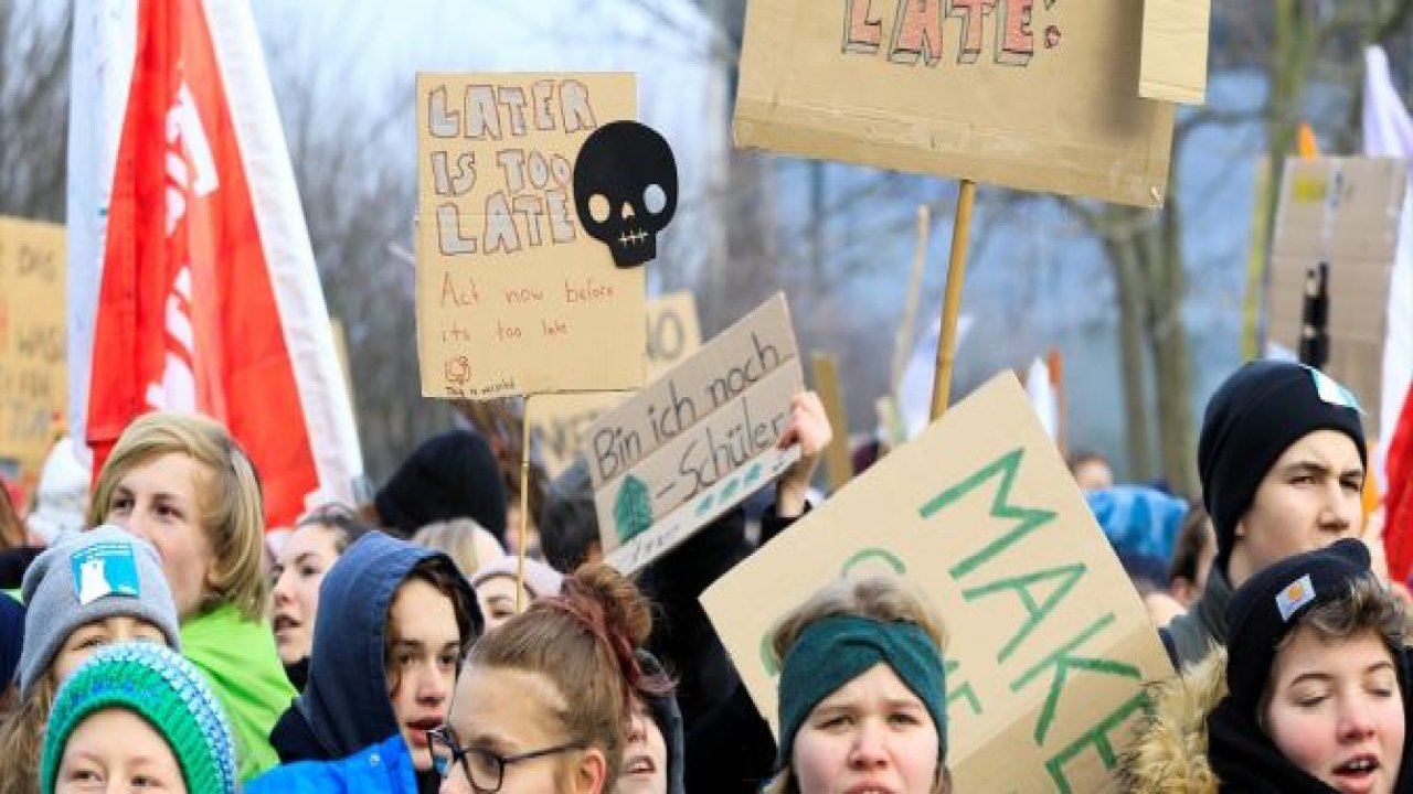 Almanya’da binlerce öğrenciden kömür protestosu