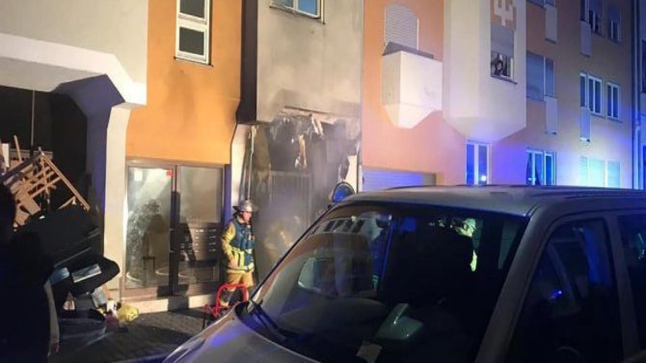 Almanya'nın Mannheim şehrinde  Türklerin oturduğu binada yangın