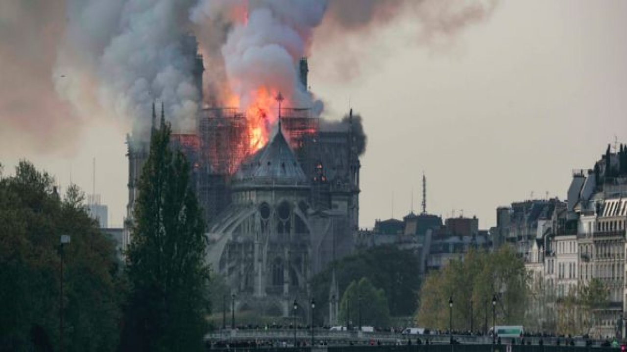 Notre Dame Katedrali'nde yangın