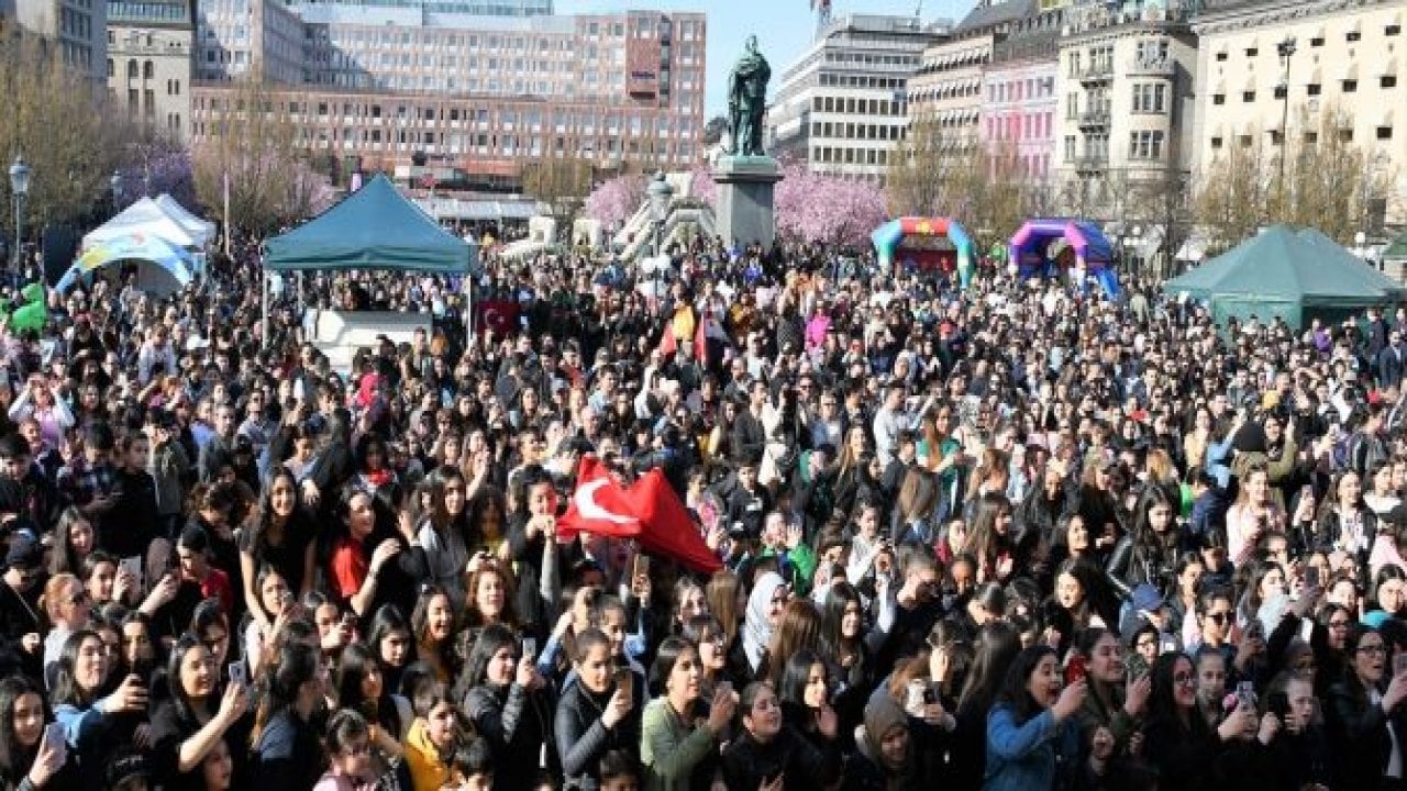 İsveç’te 20 bin kişilik 23 Nisan coşkusu