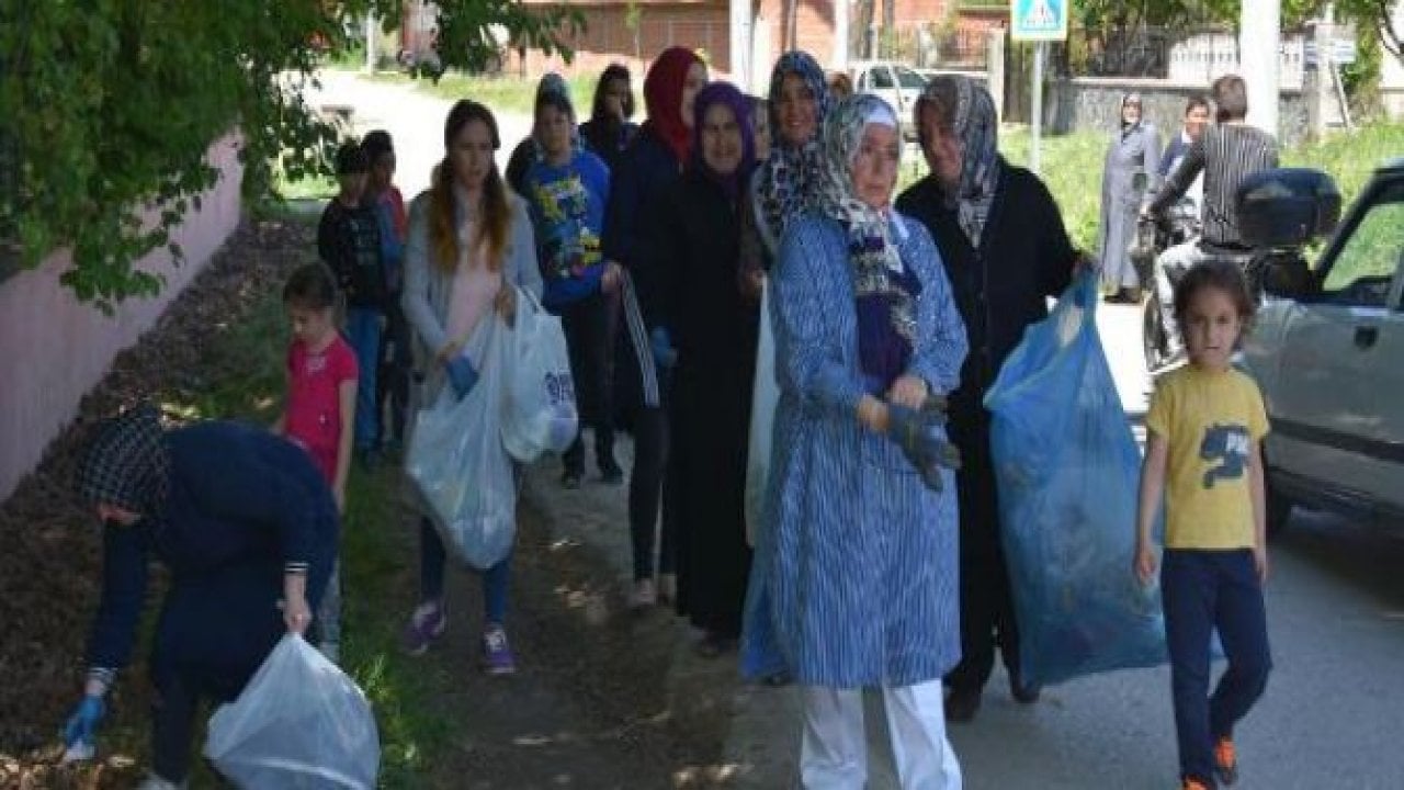 Gurbetçi muhtar ilk iş çöp topladı