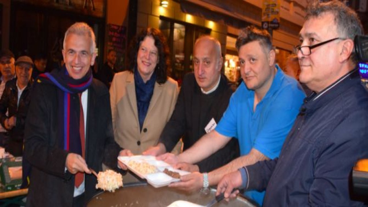 Frankfurt Türk esnafı sokakta iftar verdi
