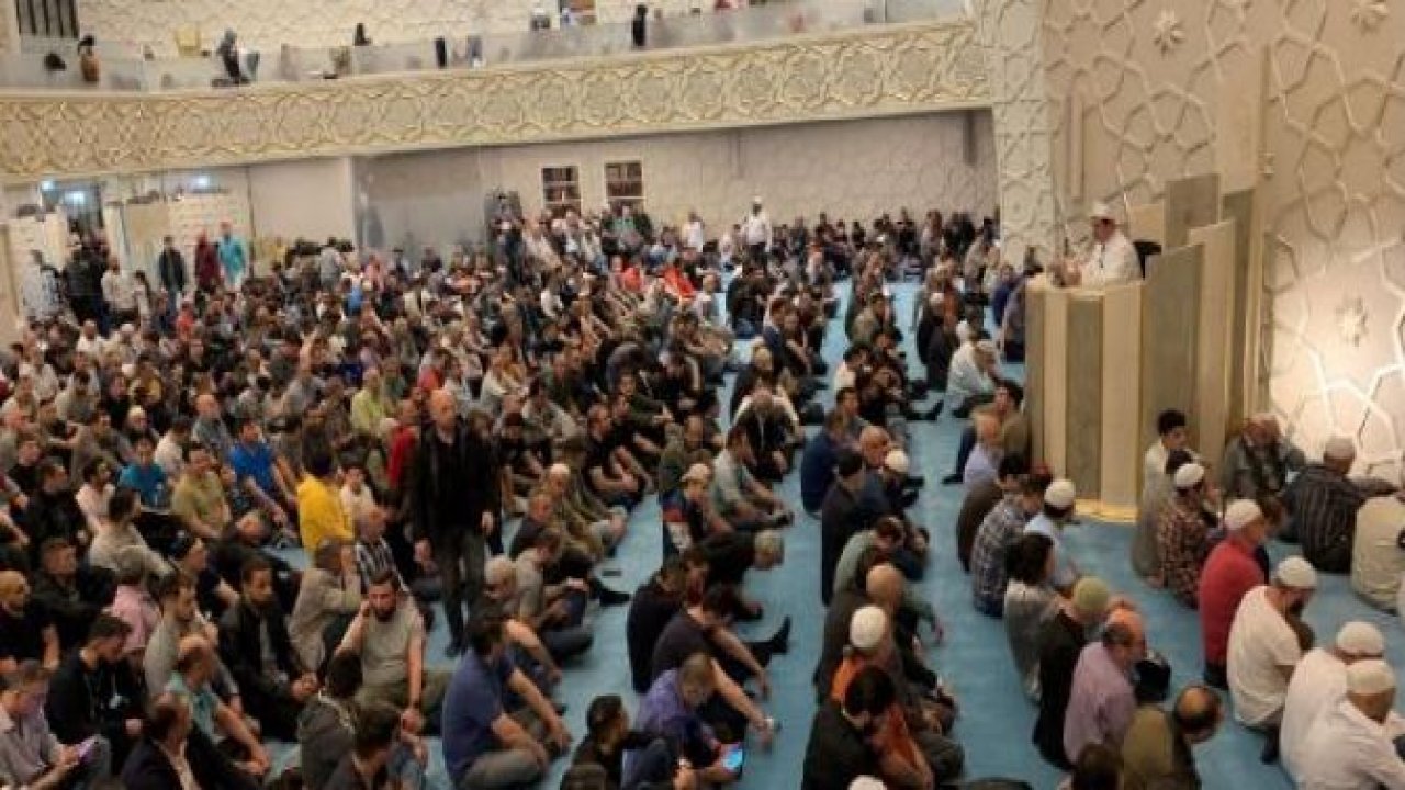 Almanya’da Müslümanlar camilere akın etti