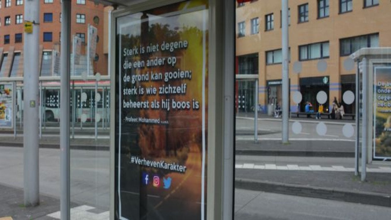 Hollanda’da otobüs duraklarına hadis-i şerif asıldı