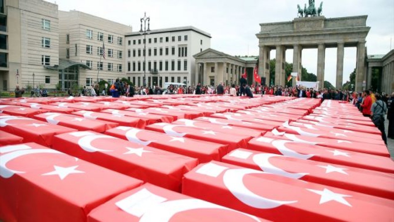 Berlin'de 251 tabutlu 15 Temmuz anması
