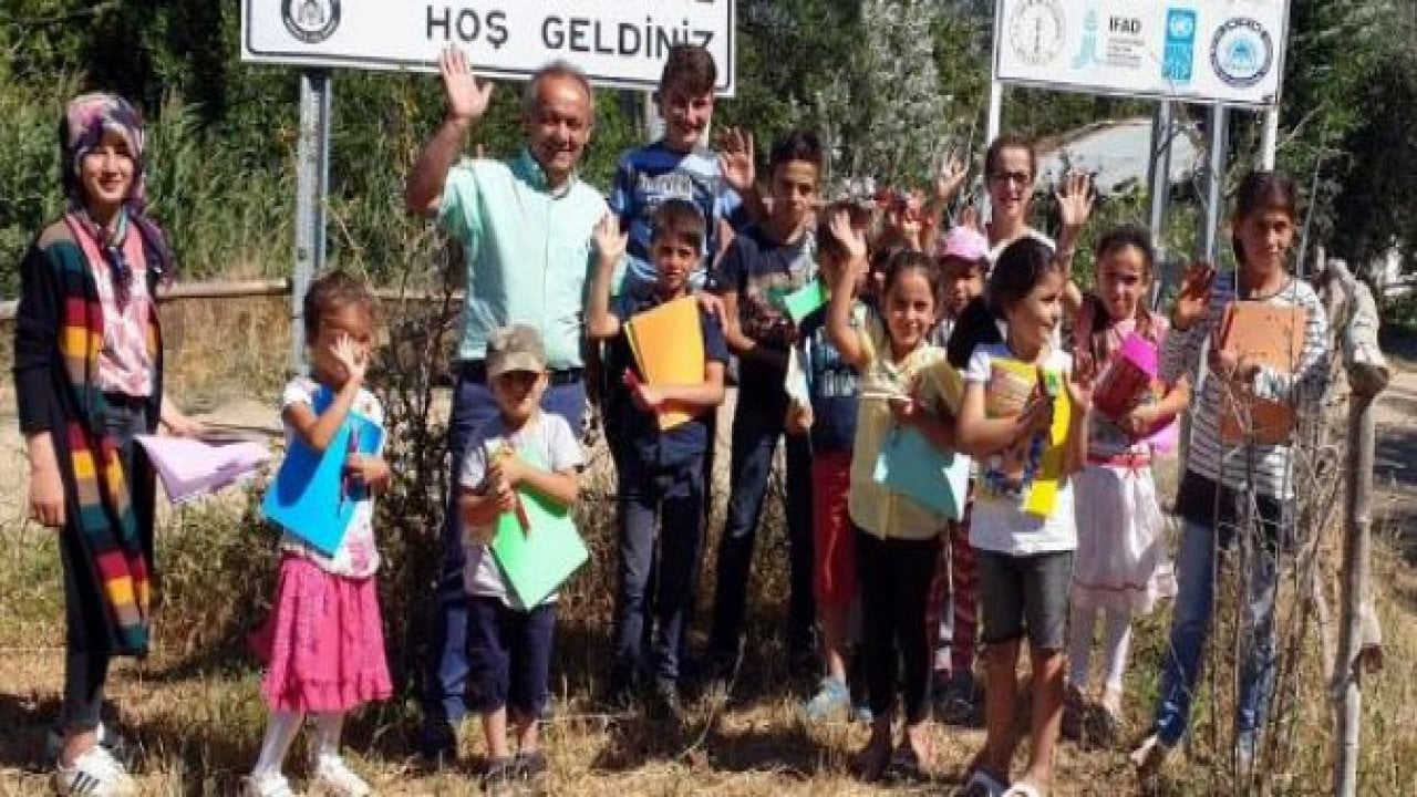 Eşekle köyleri gezerek çocuklara kitap dağıttı