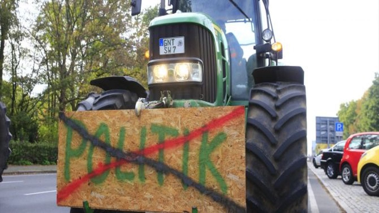 Alman çiftçiler hükümeti protesto etti