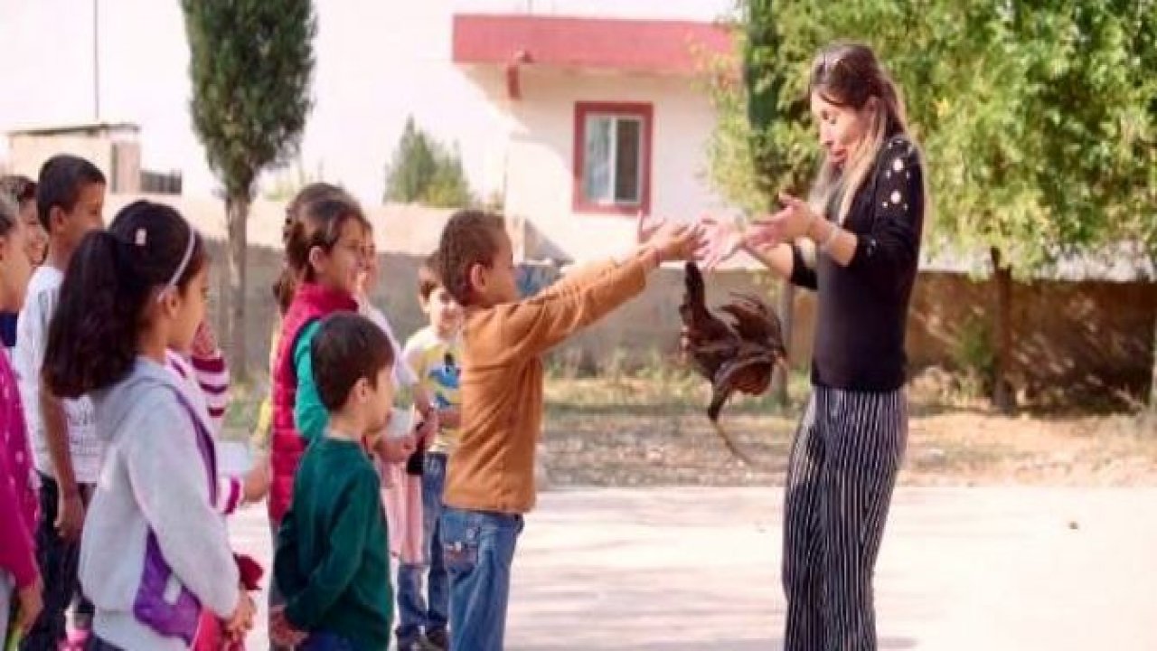 Öğretmenine yakaladığı tavuğu hediye etti