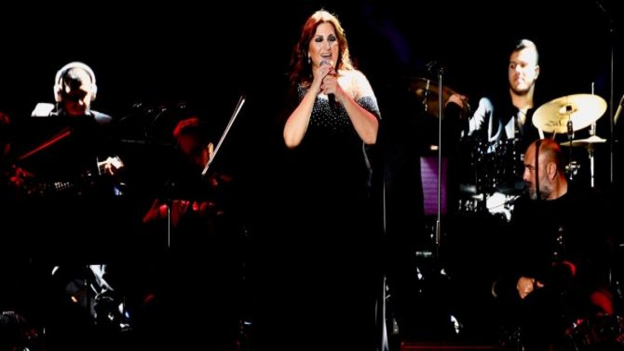 Sibel Can Köln’de hem coşturdu, hem ağlattı
