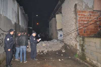 Sağanak yağış, 2 katlı binanın duvarını yıktı