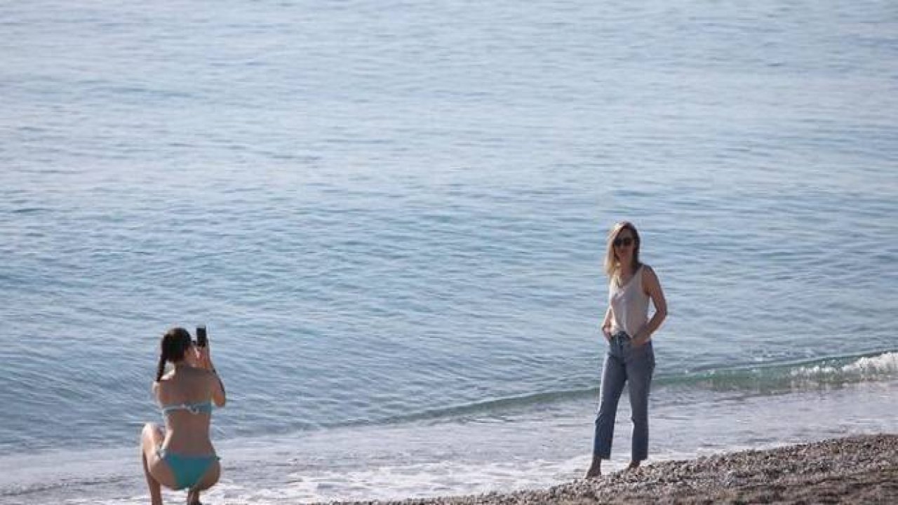 Almanya'da kara kış sürerken Antalya'ya giden turist gününü gün ediyor