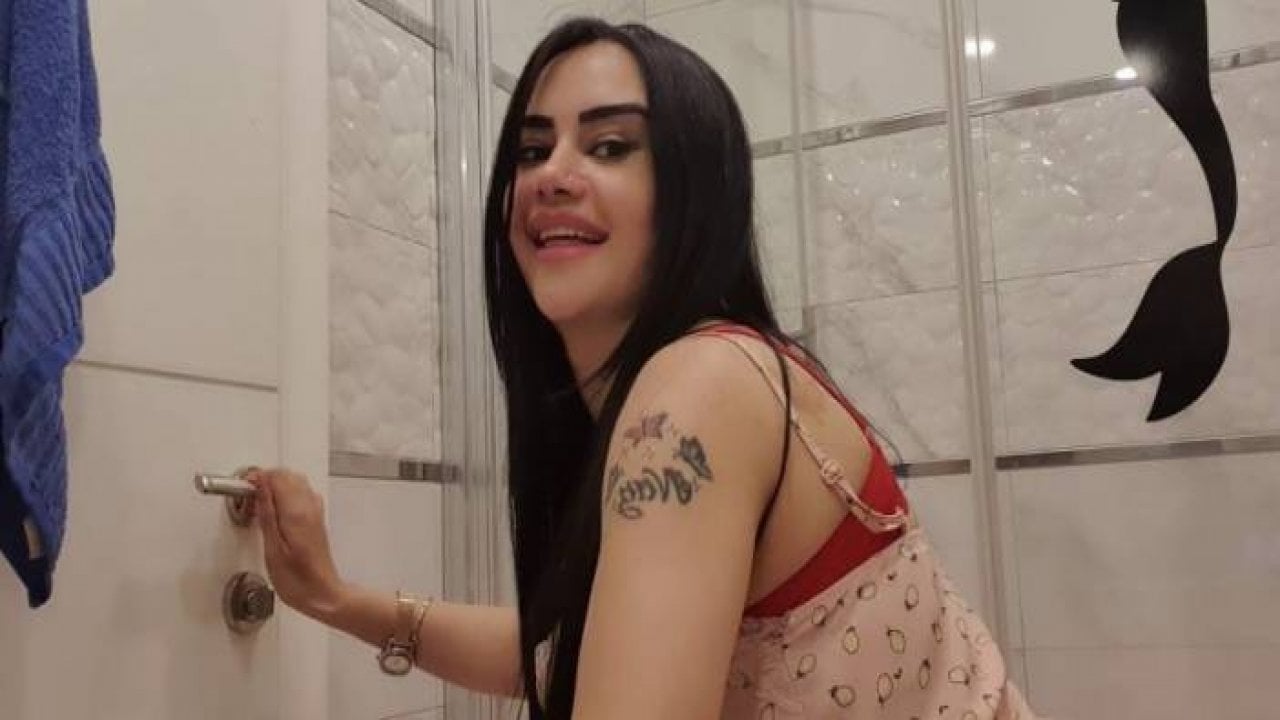İzdivaç programıyla ünlenen Naz Mila iç çamaşırıyla yatak pozu verdi