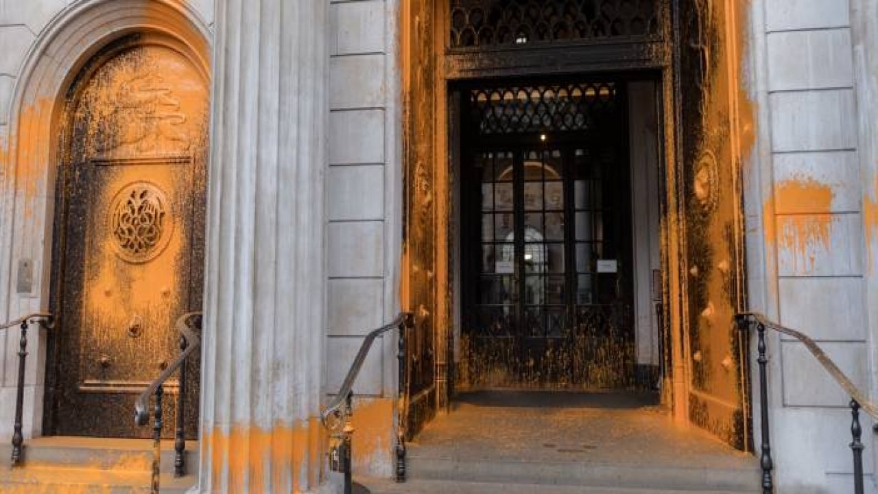 Just Stop Oil göstericisi Londra'da İngiltere Merkez Bankası'nı turuncuya boyadı