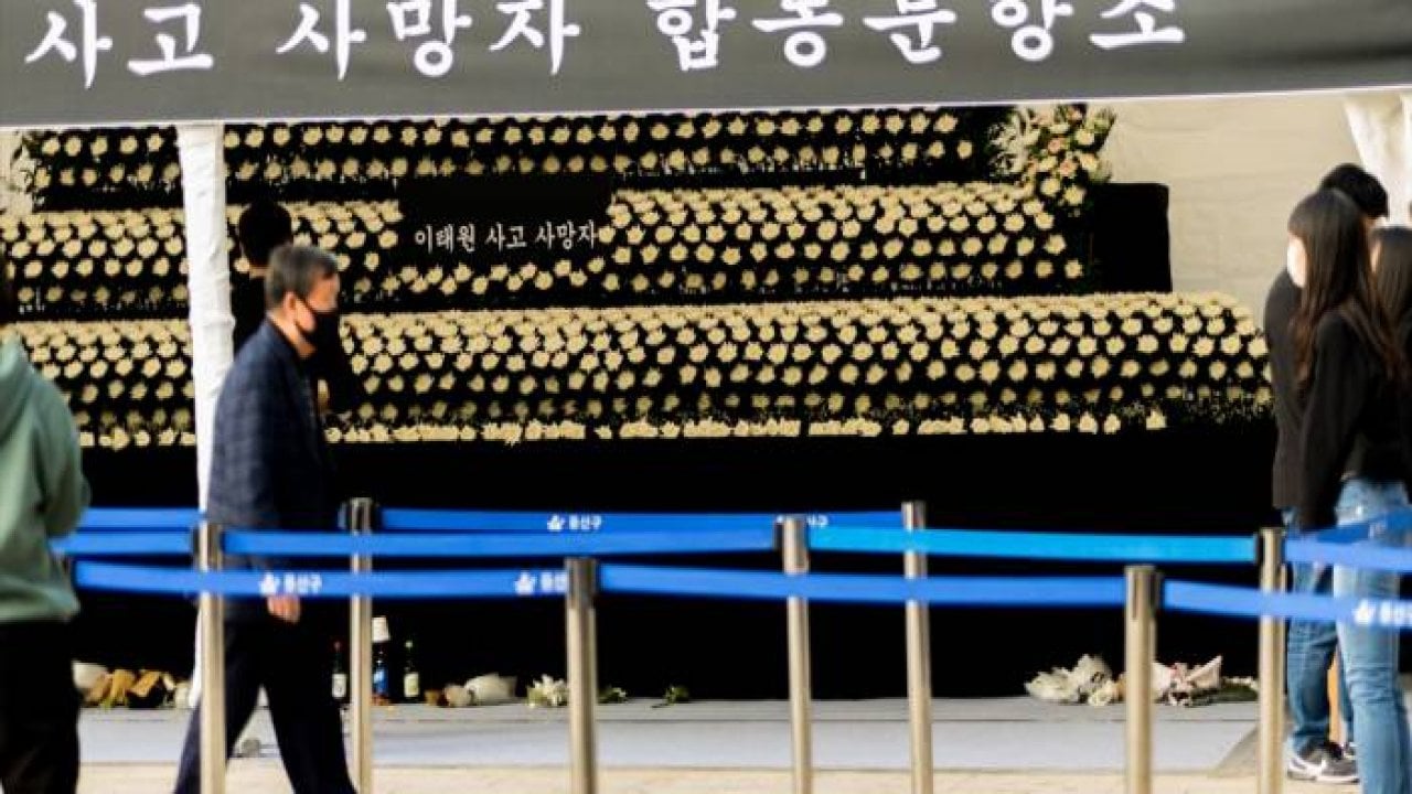 Güney Kore'de Cadılar Bayramı kutlamalarındaki izdihamda ölenler anılıyor