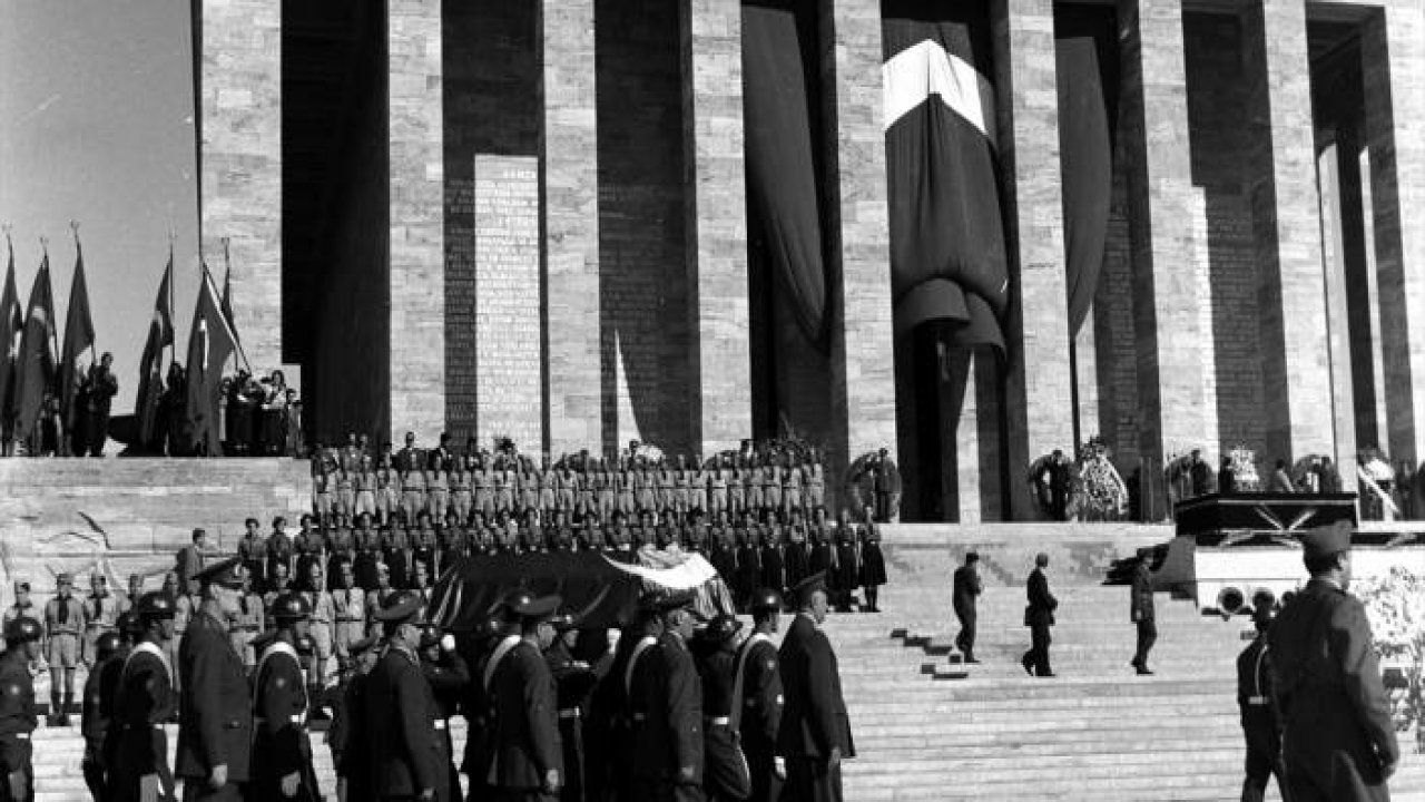 Büyük Önder Atatürk'ü anıyoruz
