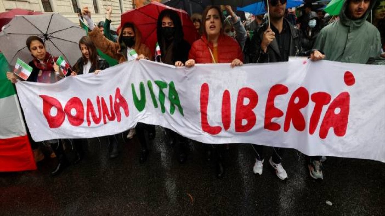 İranlı Mahsa Emini'nin gözaltına alındıktan sonra ölümü, Roma'da protesto edildi