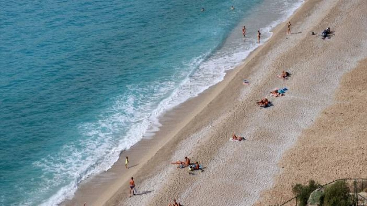Fethiye'de güneşli havayı değerlendiren tatilciler denize girdi