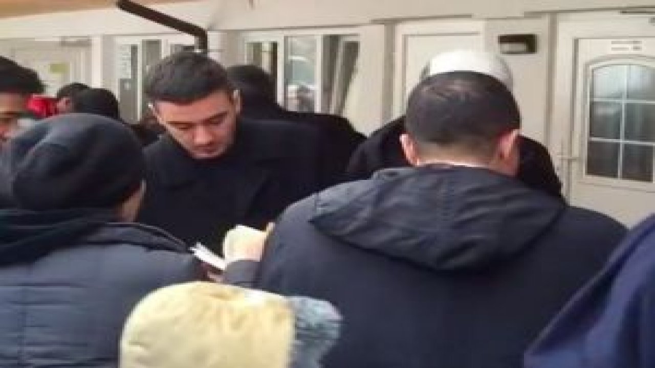 Diyanet, Almanya'da mültecilere Kuran dağıttı
