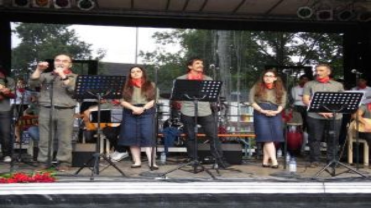 Grup Yorum Almanya'da yağmur altında konser verdi