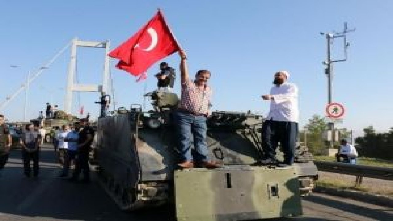 Boğaziçi Köprüsü'nde darbe girişimi protestosu